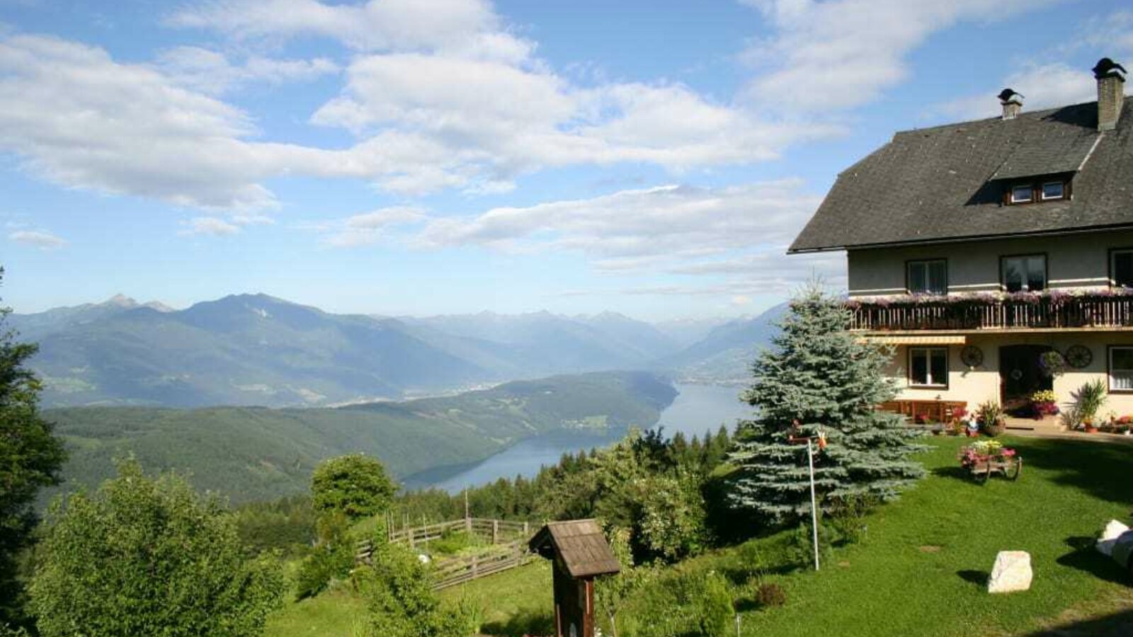 Berghof Oberwinkler mit Blick über den Millstätter See bis zum Großglockner