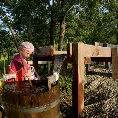 Spaß und Spiel am Wasserspielplatz