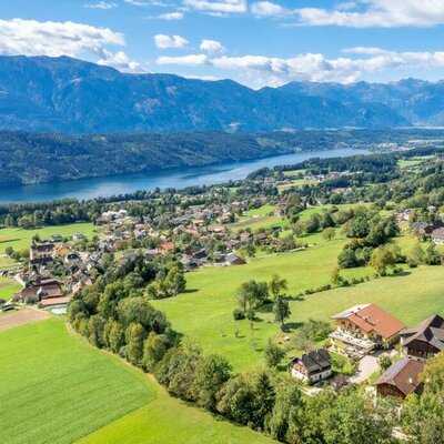 Panoramablick auf Berg und See