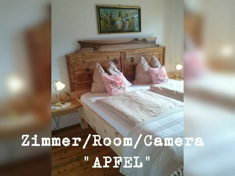 Zimmer Apfel, neue Designerbetten aus Zirbenholz