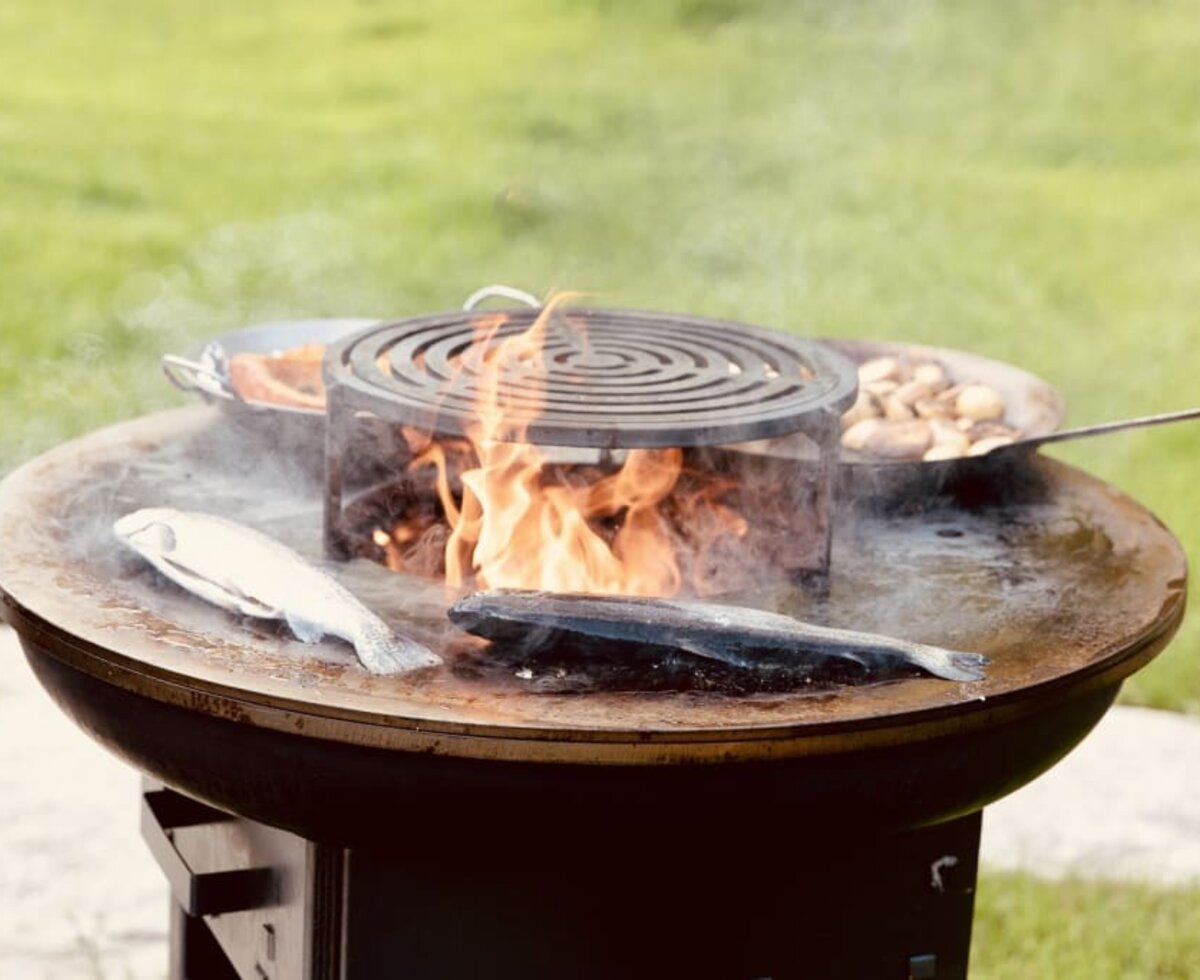 Holzgrill im Garten