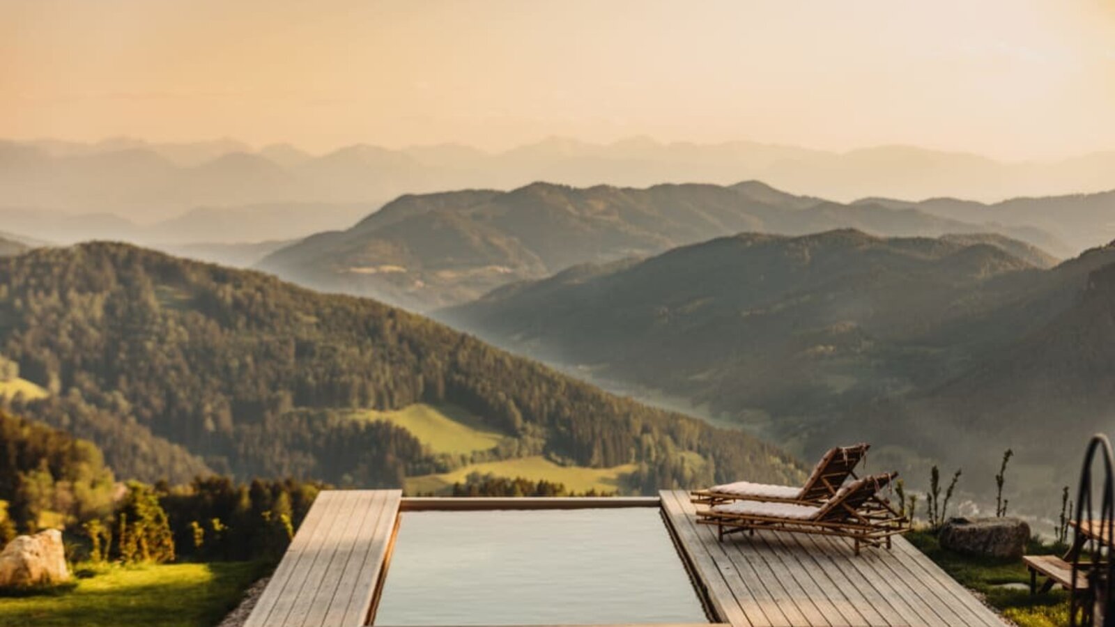 Quellwasserpool mit Aussicht | © Die Saualmleitn, Familie Höffernig