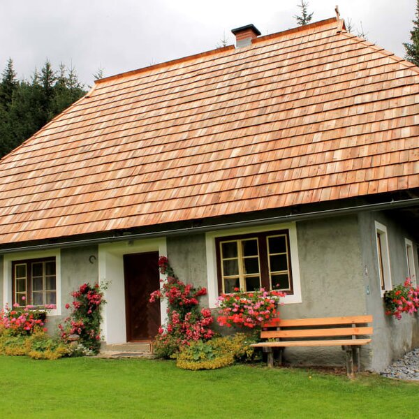 Die Hütte ist im Sommer immer mit Blumen geschmückt.