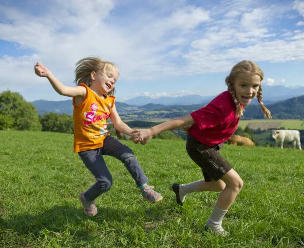 Über die Wiese springen