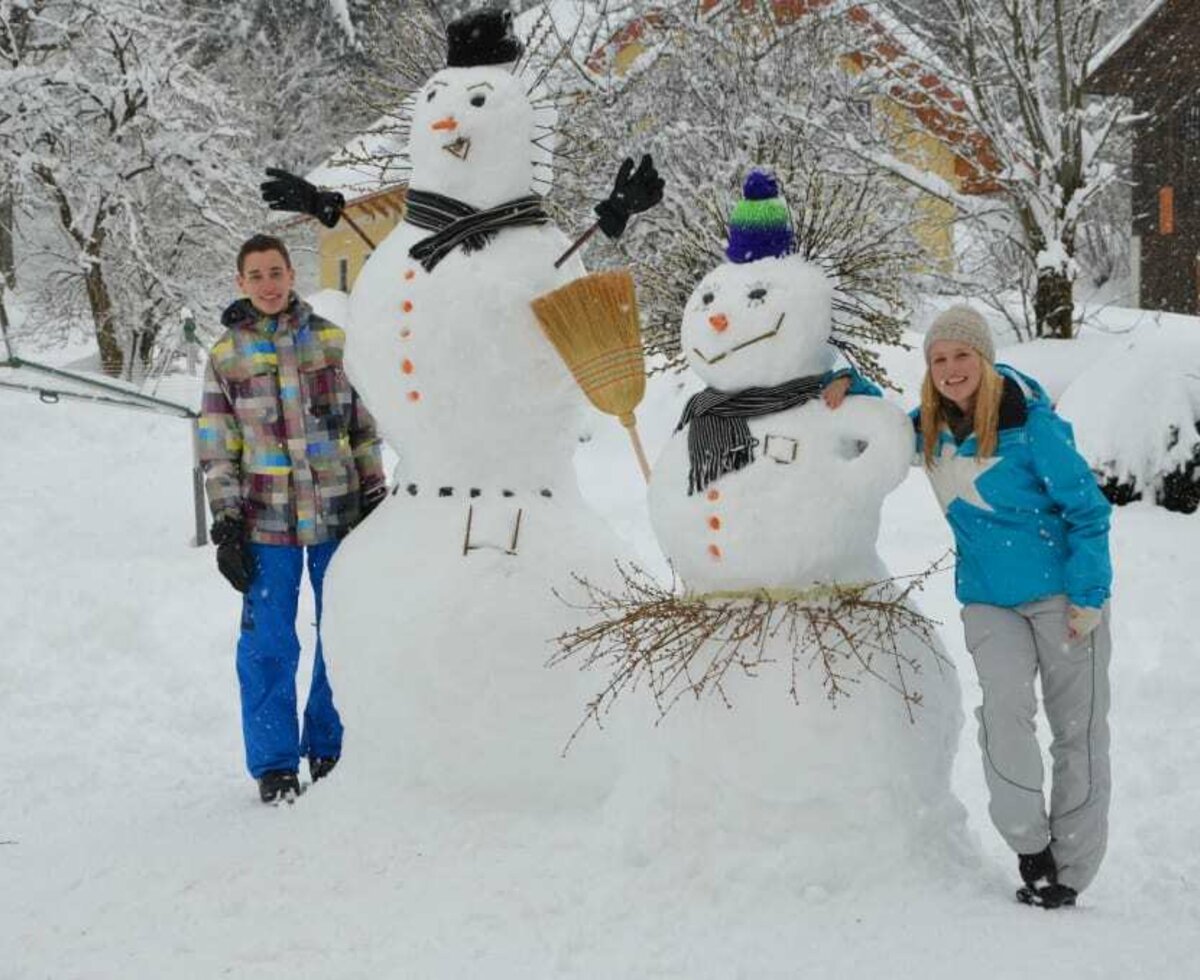 Schneefamilie am Talhof; https://www.talhof.net