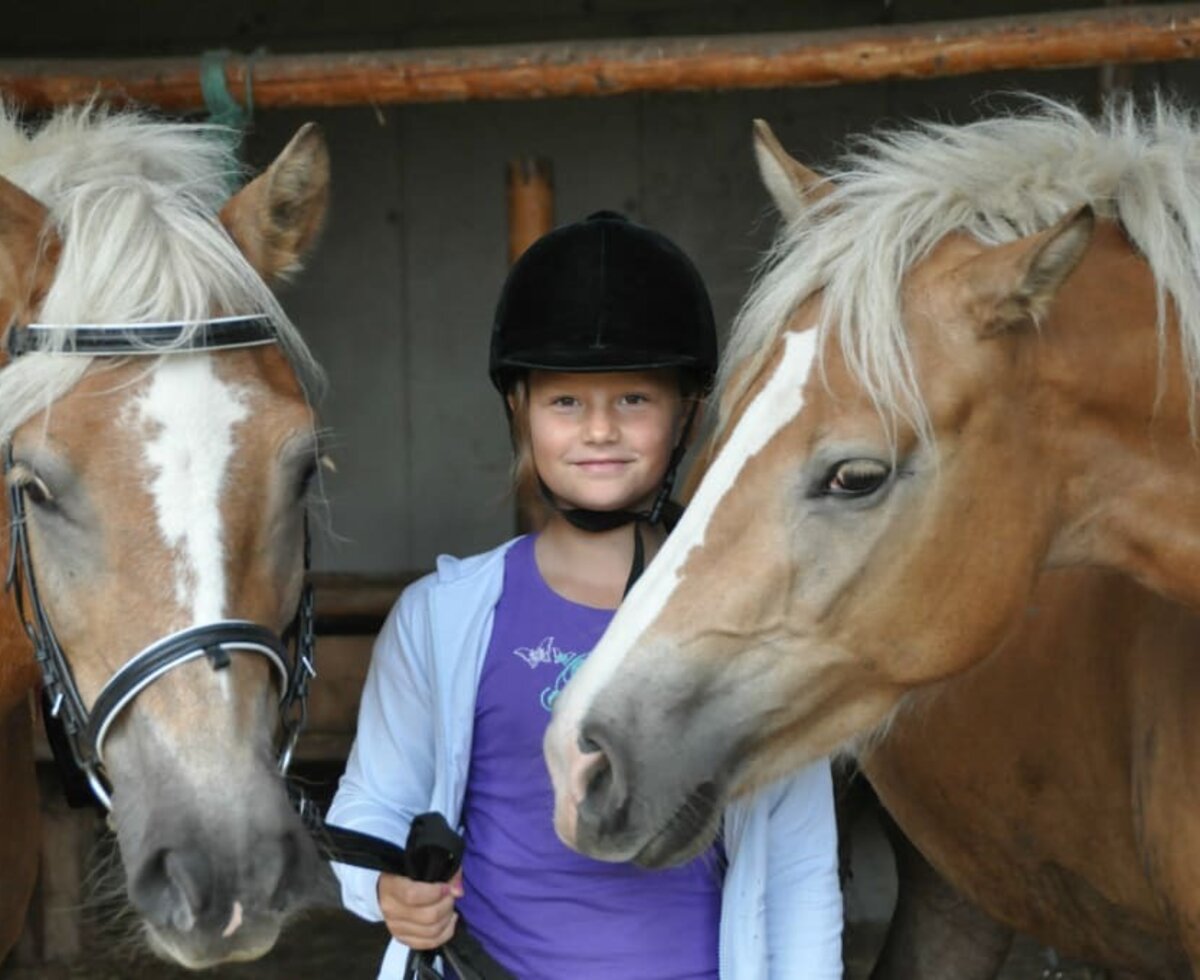 Reitmöglichkeit für Kinder und Erwachsene