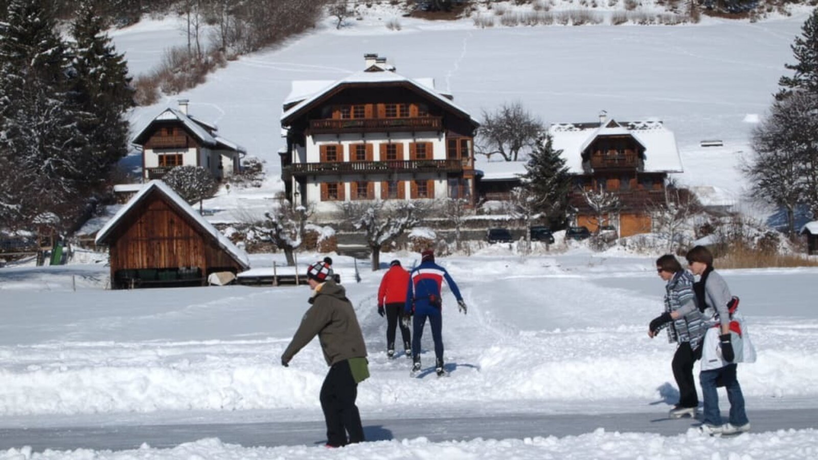 direkter Einstieg auf die Eisfläche und Loipe