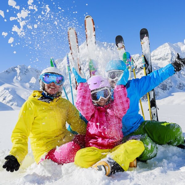 Gäste genießen winterliche Aktivitäten wie Skifahren in der Umgebung des Bauernhofs. Gäste genießen winterliche Aktivitäten wie Skifahren in der Umgebung des Bauernhofs.