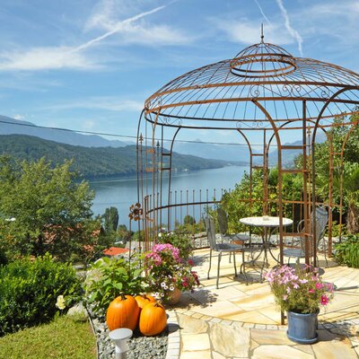 Pavillon mit Blick auf den See