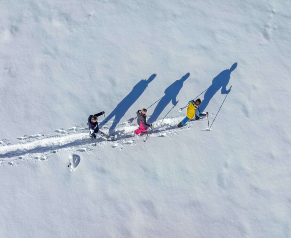 Schneeschuhwandern vom Haus weg