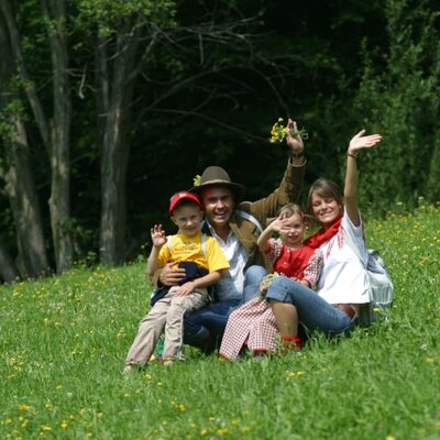 Familie auf Wiese