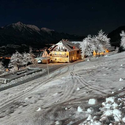 Haus Martin in einer klaren Winternacht mit Flutlichtbeleuchtung