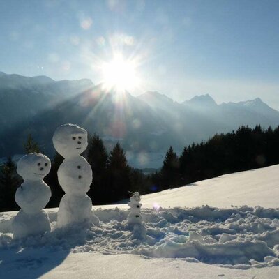 Schneemann grüßt Schneefrau