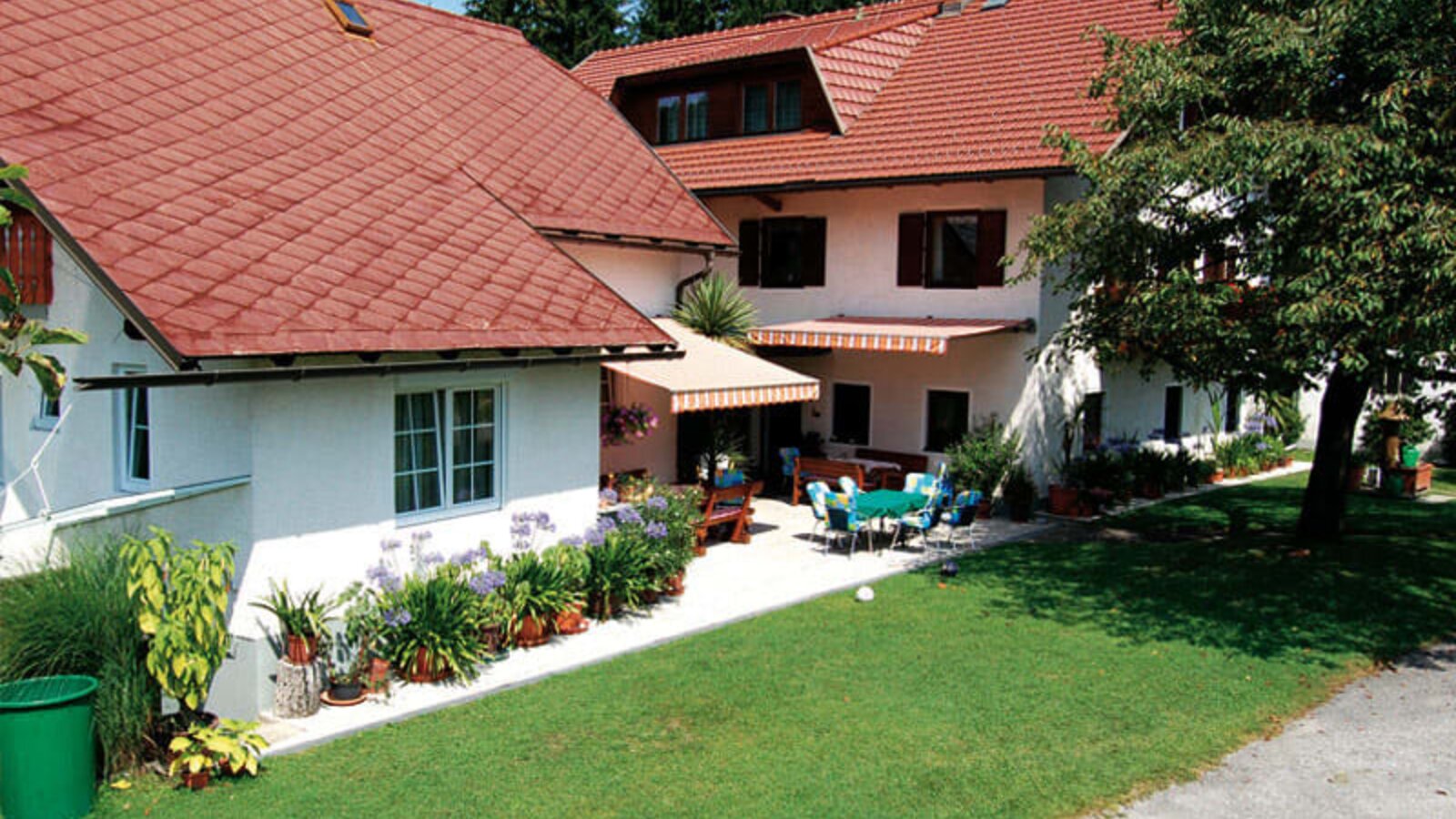 Der Königshof,links Keischn und rechts Haupthaus mit Waldstubn