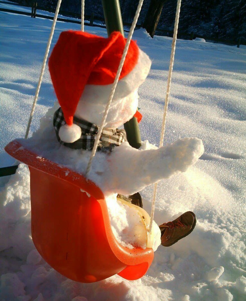 schneekind in der Schaukel