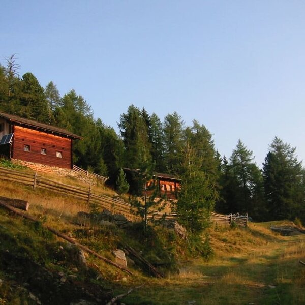 Die beiden Hütten befinden sich auf etwa 1950 m Seehöhe