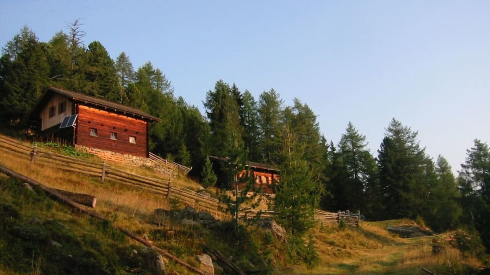 Die beiden Hütten befinden sich auf etwa 1950 m Seehöhe