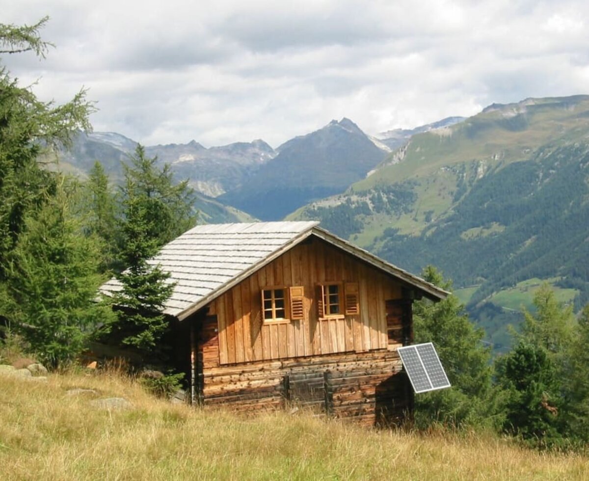 Die Hütte mit den Schlafräumen der Almhütte Laderalm