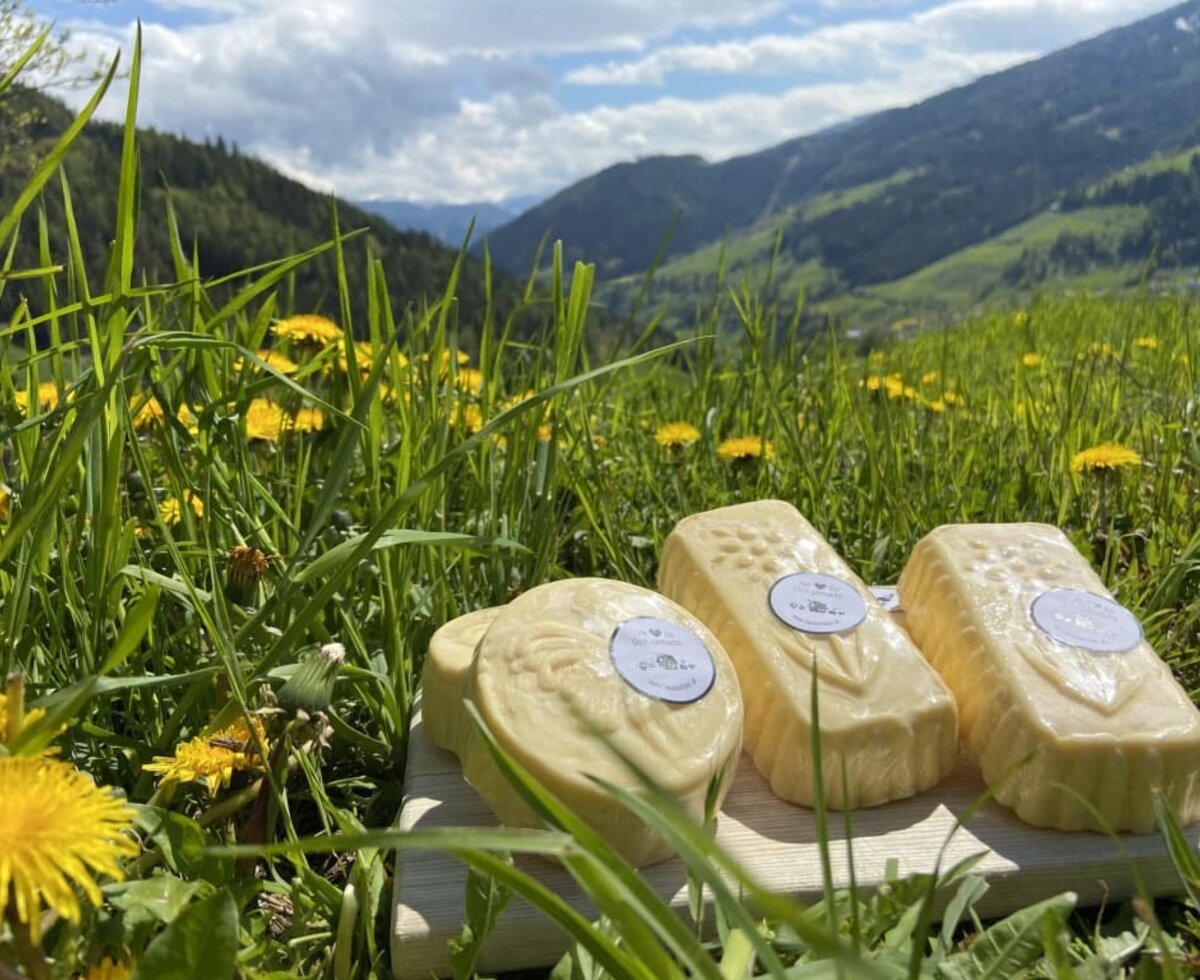 Goldgelbe Butter aus frischer Weidemilch