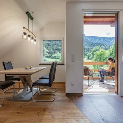 Esstisch und Balkon Wohnung 3