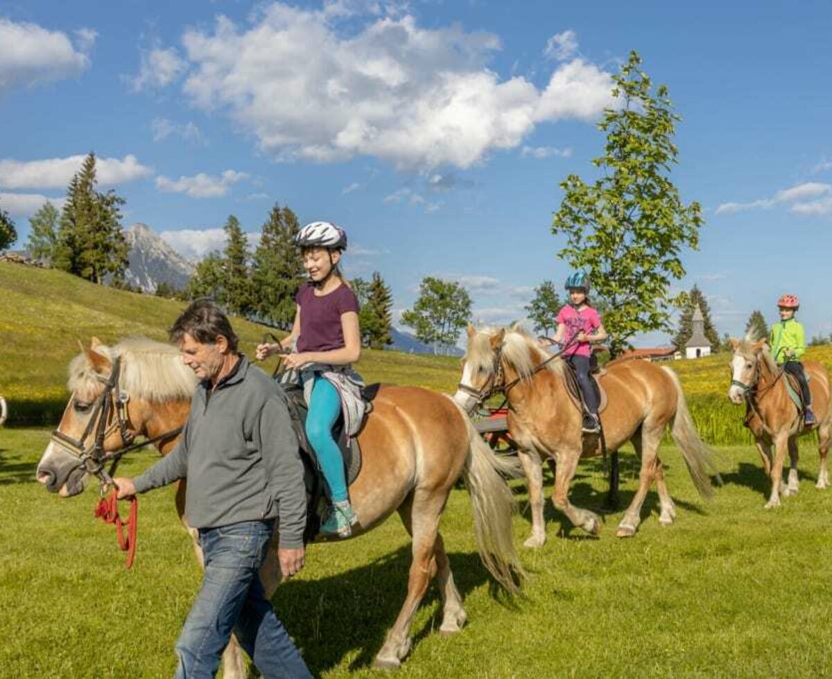 Kinderreiten in der Koppel