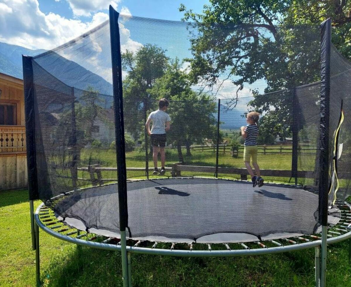 Trampolin Westseite Malerhof