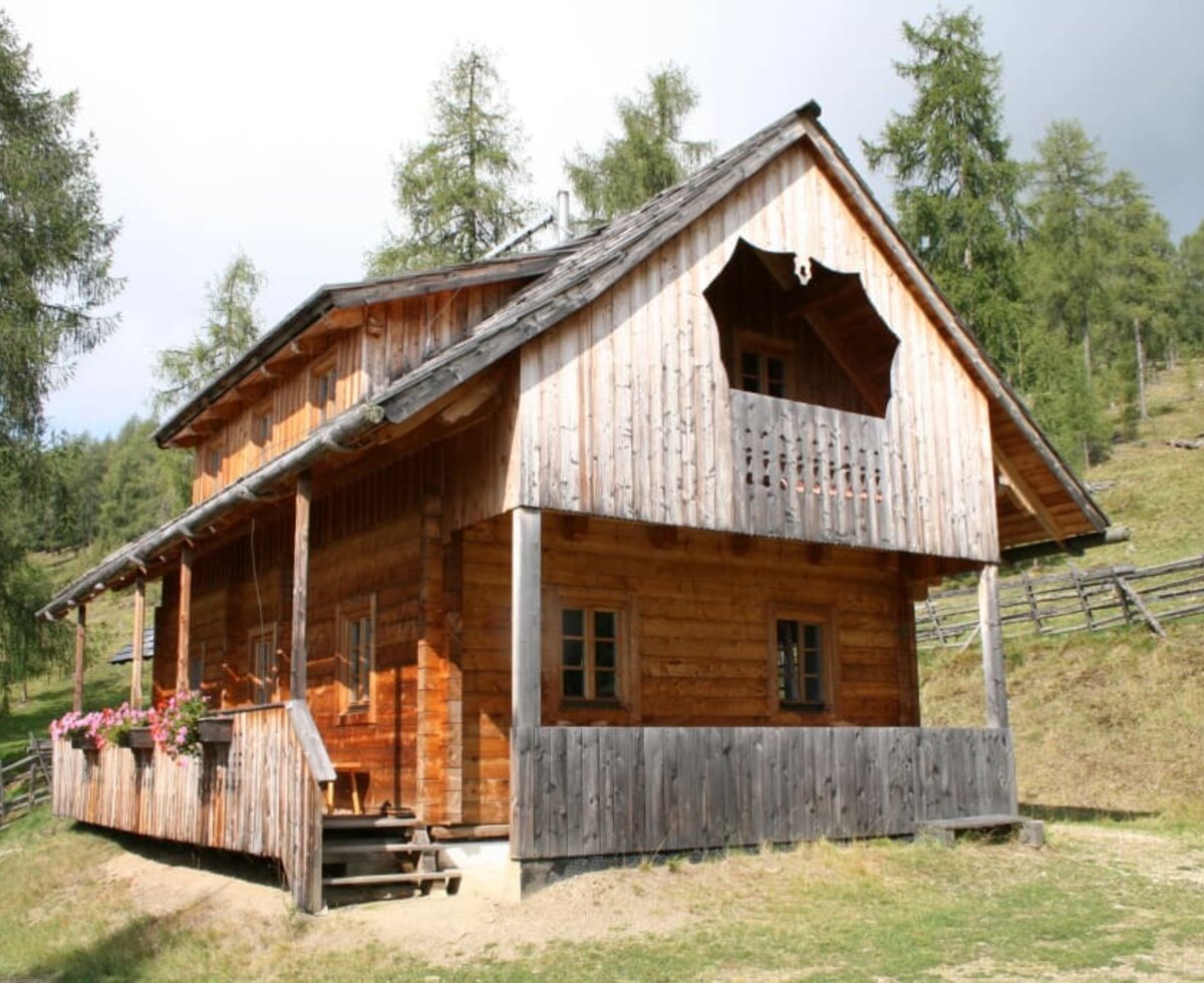 Matlhütte umgeben von Zirben und Lärchen