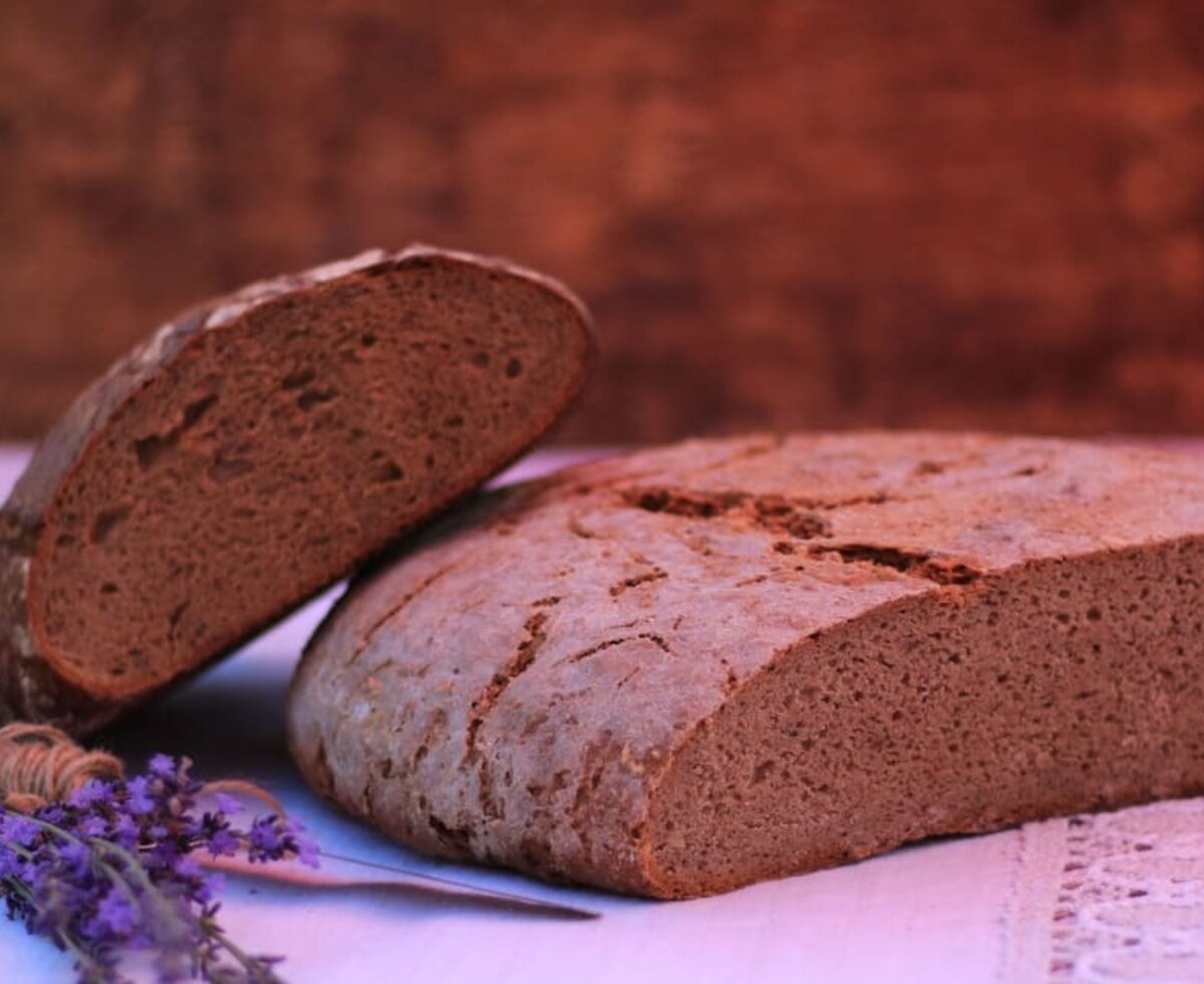 Bauernbrot beim Frühstücksbuffet