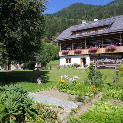 Bauernhaus mit Spielwiese und Bauerngarten