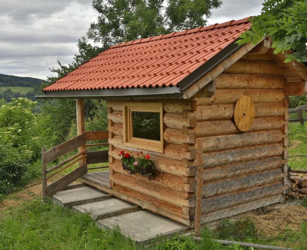 Hundehaus mit Auslauf neben der Hütte