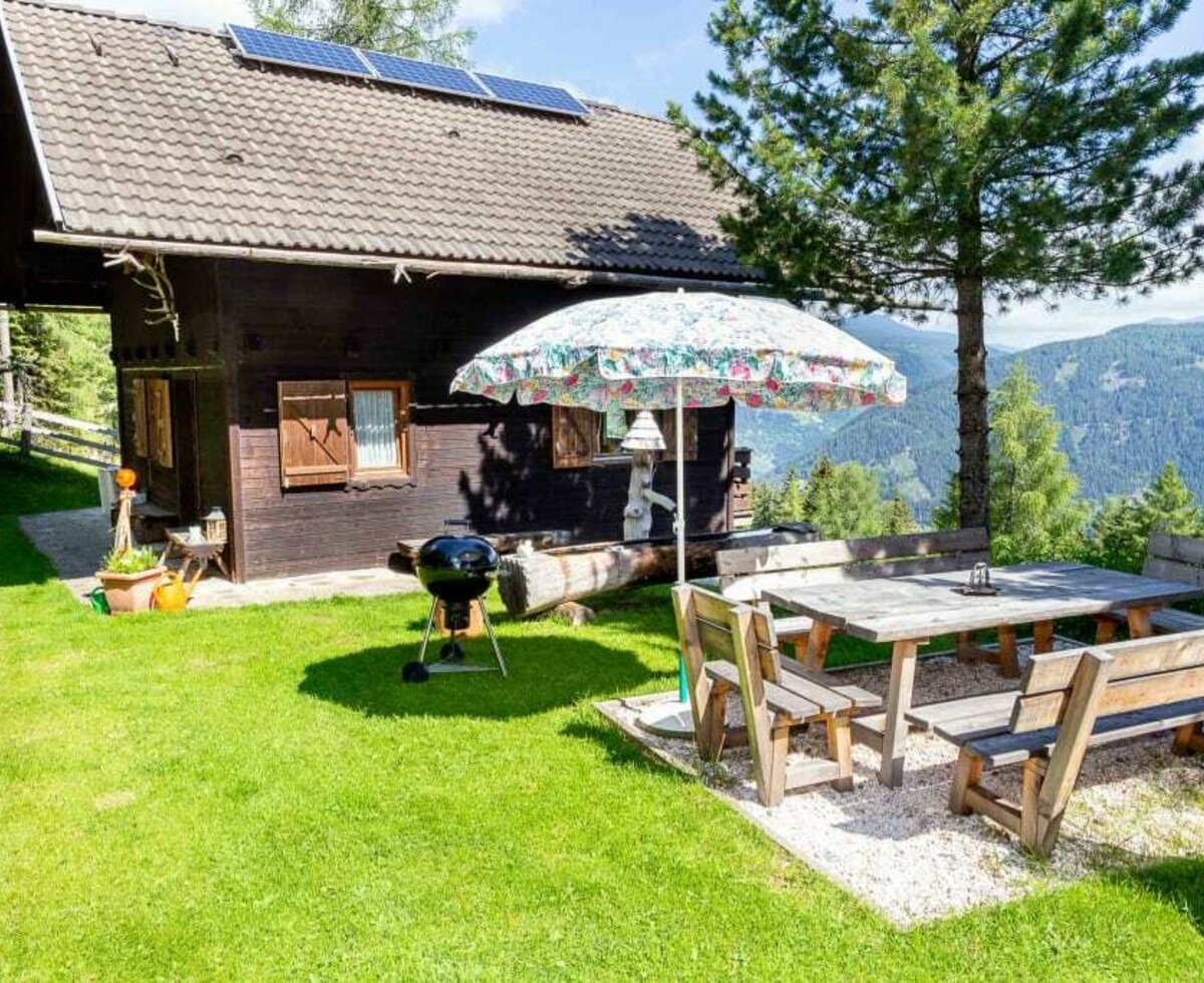 gemütlicher Sitzplatz vor der Neuwirth Hütte