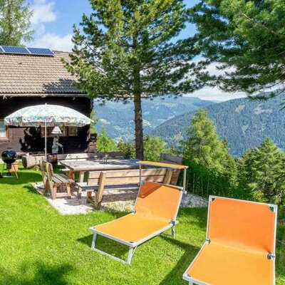 gemütlicher Sitzplatz vor der Neuwirth Hütte