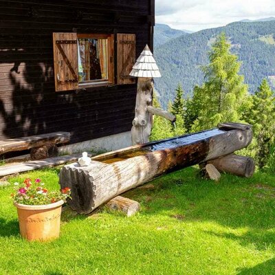 Erfrischender "sehr erfrischender" Brunnen vor der Hütte mit eigenem Bergquellwasser