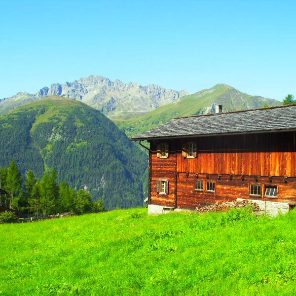 Unsere wunderschöne, uhriege Hütte von außen.