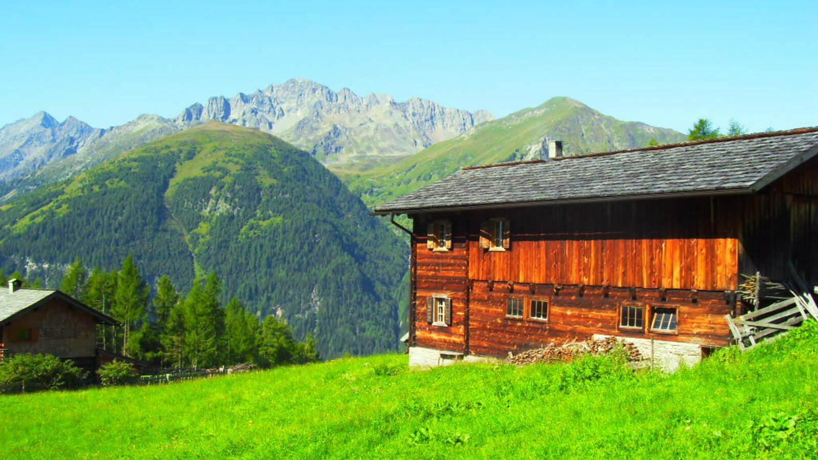 Unsere wunderschöne, uhriege Hütte von außen.