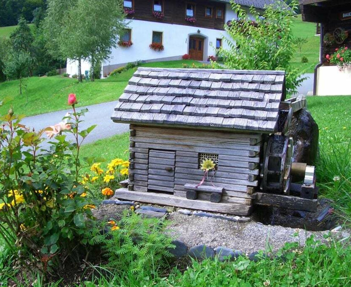 Kinder lieben es bei der kleinen Wassermühle