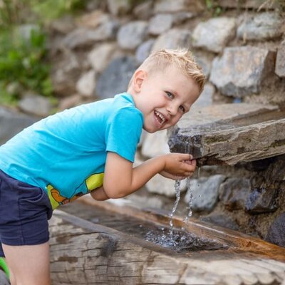 Den Durst beim Wassertrog löschen.....