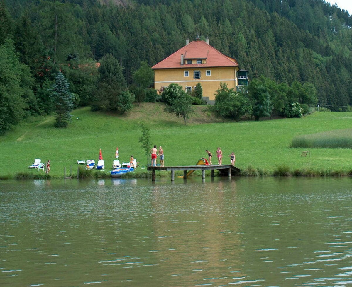 Ansicht Badeteich und Haupthaus