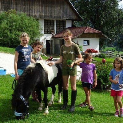 Kinder mit Pony