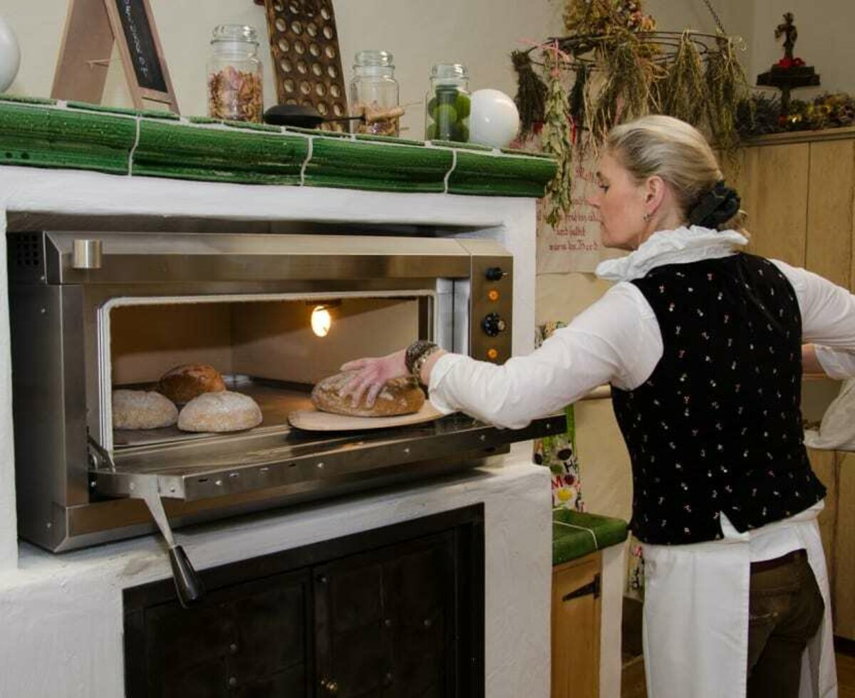 Doris beim Brot backen