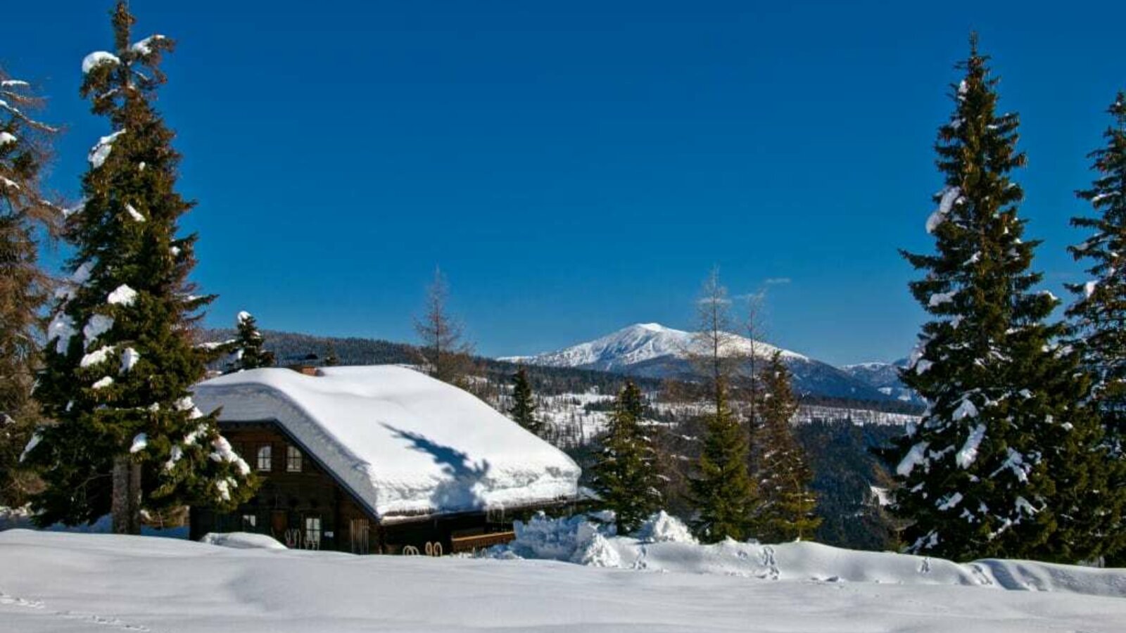 Die Sonnalmhütte versinkt im Schnee