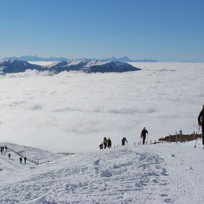 Starte direkt von der Hütte weg eine Skitour über den Wolken