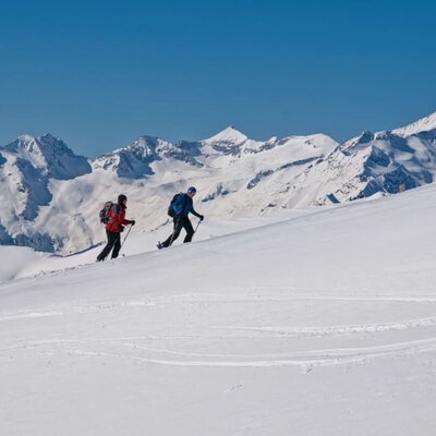 Mache eine Skitour direkt von der Hüttentür weg - vor atemberaubenden Panorama