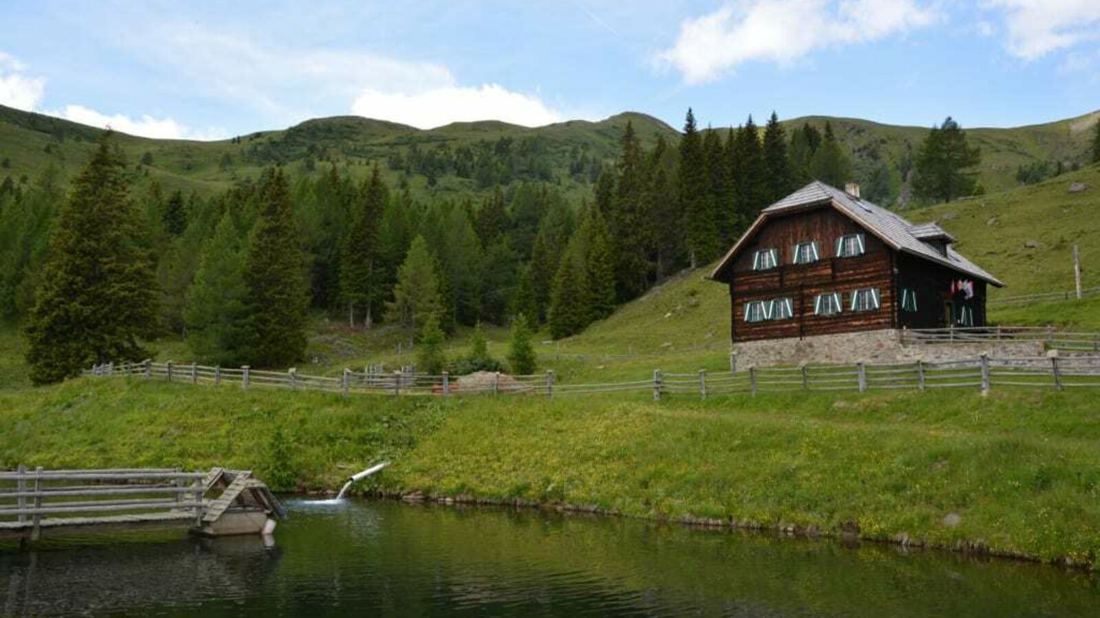 Hütte und Fischteich