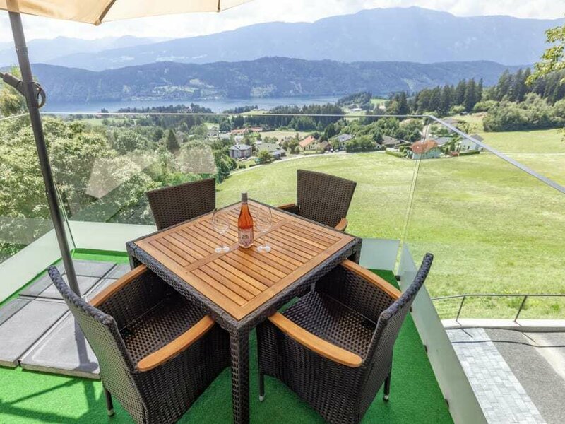 Glasbalkon Schwalbennest mit Aussicht auf den See