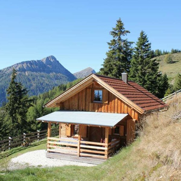 Almhütte mit Staff im Hintergrund