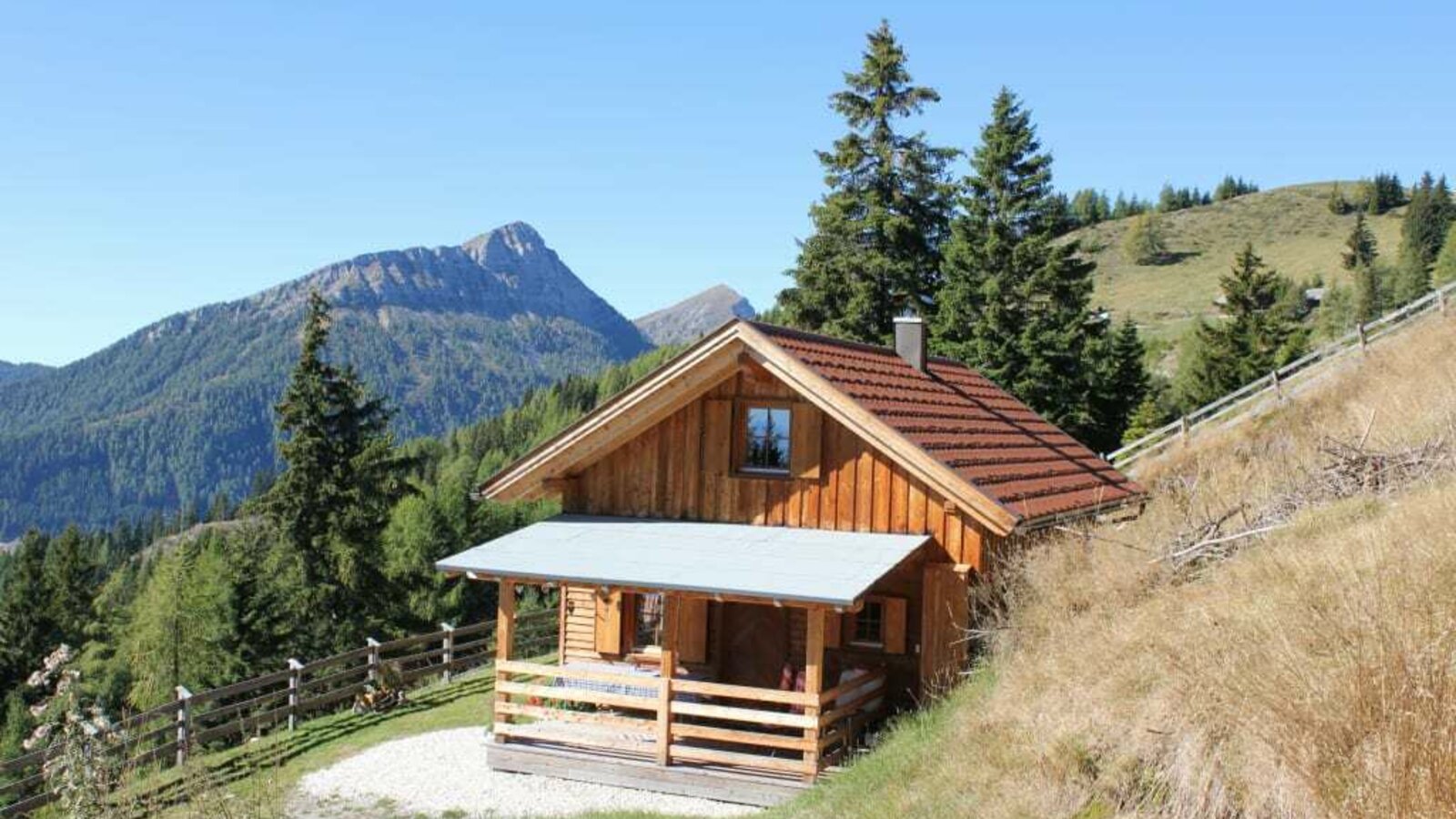 Almhütte mit Staff im Hintergrund