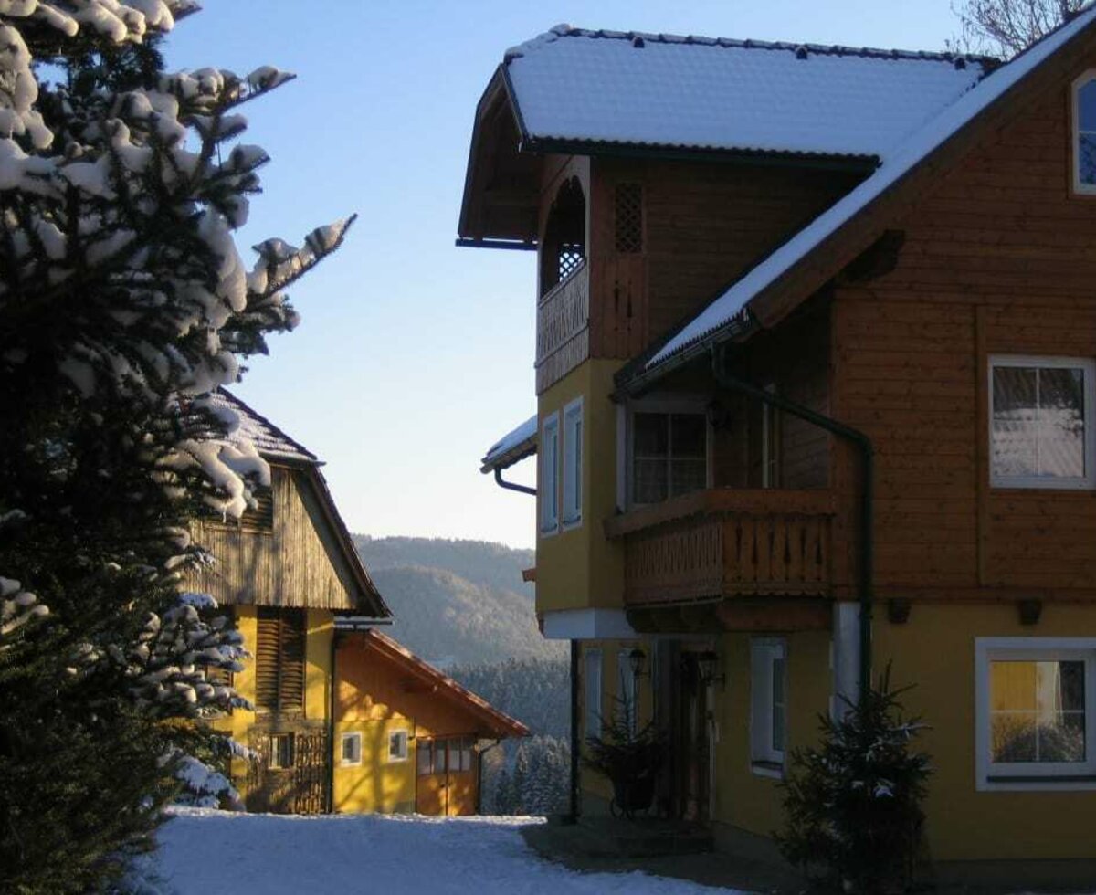 Winter Ferienhaus und Stall