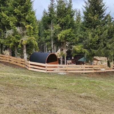 Waldbienenhütte mit Saunafass