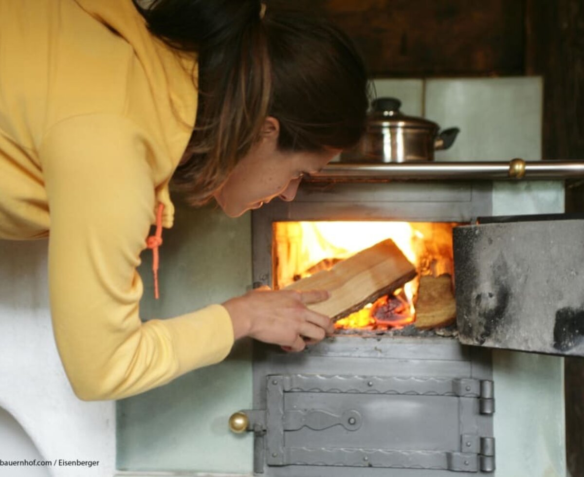 kombinierter Kachelofen in der Almhütte